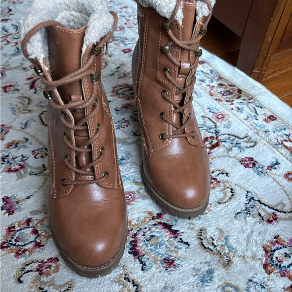 cute lace up faux fur trimmed Jellypop boots. Light brown/dark tan in color - Picture 10 of 15